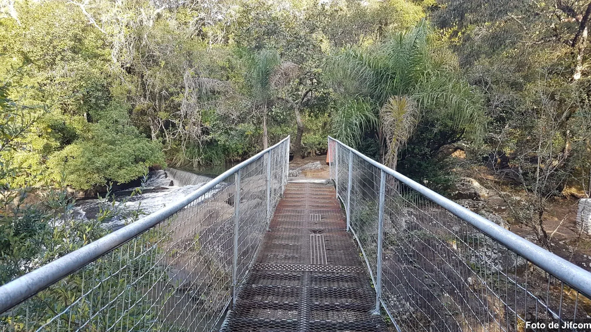Passarela sobre a cachoeira.
